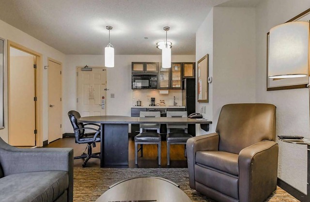 Great Choice! One Bedroom Suite! Close to Shopping, Parks & Museums!
