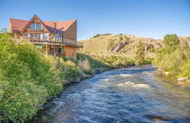 Great location on the Taylor River with fishing access!