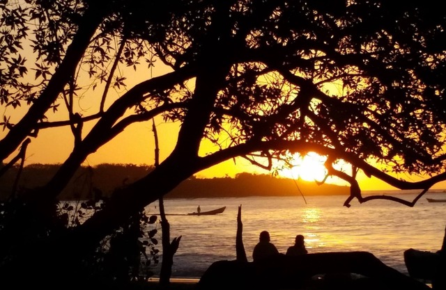 Great location! Spacious Tamarindo Condo 5 minutes walk to the beach