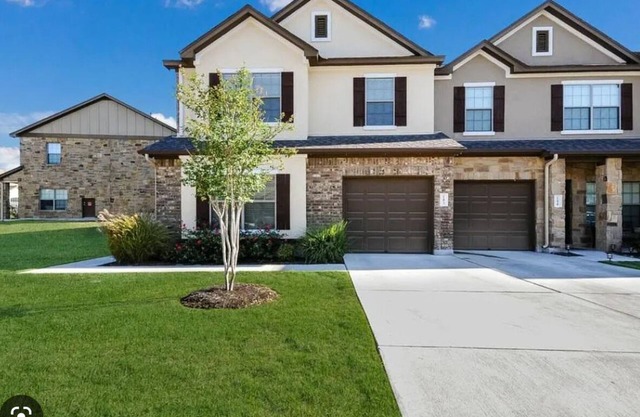 GREAT PRICE! Monthly Rental. 3 Bed 2.5 Bath HUGE, Clean, and Beautiful Location