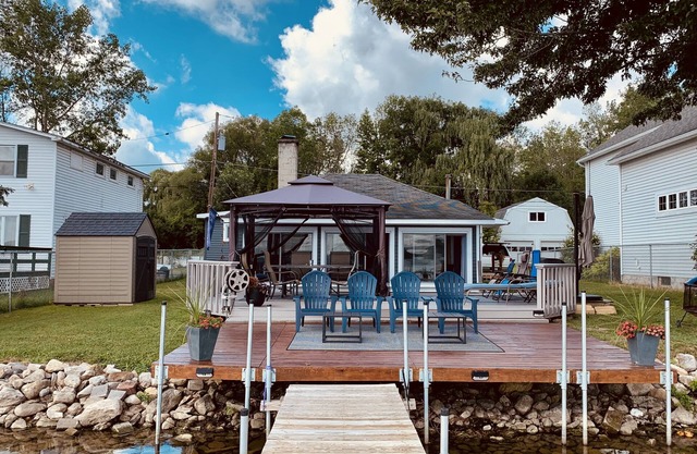 Great Year-Round Rental Cottage Finger Lakes Owasco Lake, NY - Smiling Moon