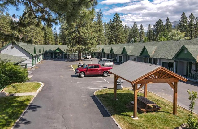 Green Gables Motel & Suites
