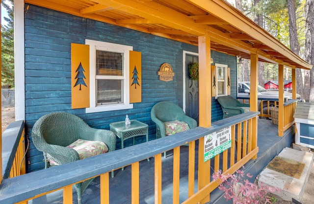 'Grizzly Pine' Cottage - Walk to Ski Beach Park!