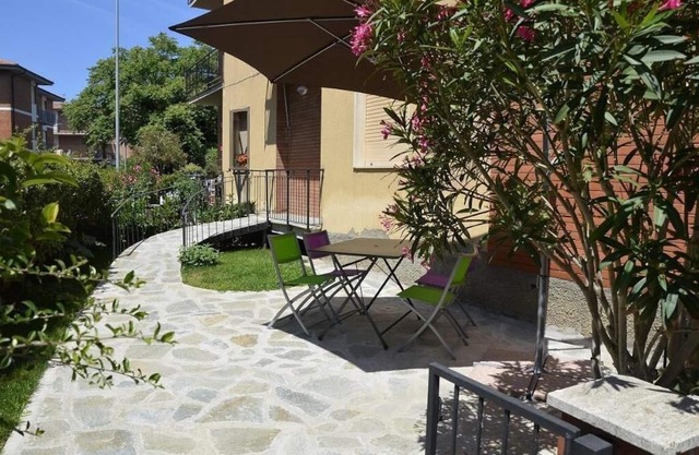 Ground floor apartment with garden at 50 mt. the pinewood and 200 mt. from the sea