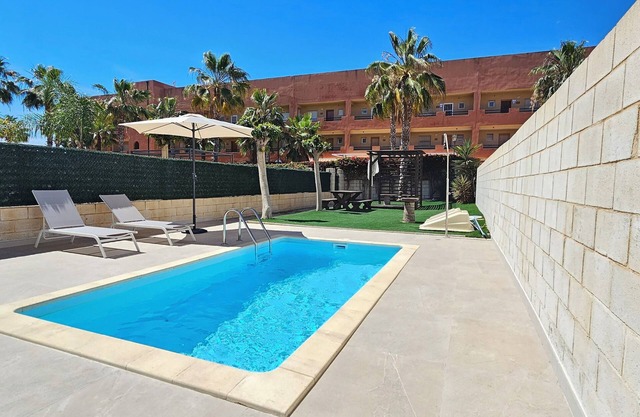 Ground floor corner apartment with private pool, 50 meters from the beach. WiFi