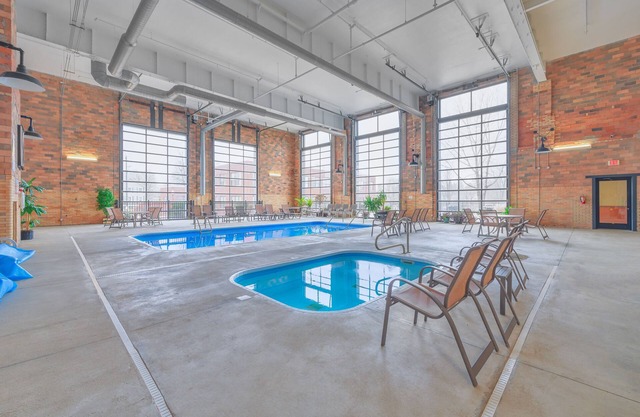 Ground Floor Getaway- Year round indoor/outdoor pool close to town and beach!