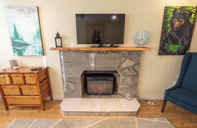 Ground Level 1 Bedroom Suite in Langley. Full Kitchen. Near golf, and shopping.