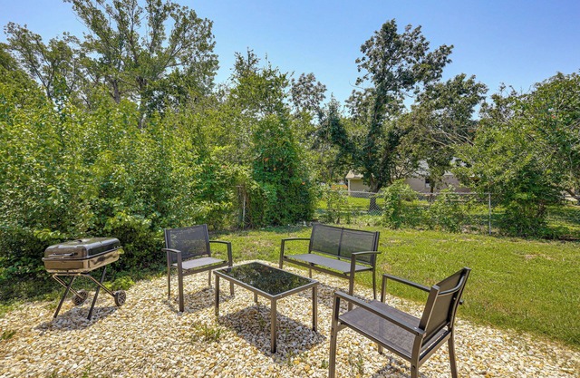 Group-Friendly Getaway w/Fenced Yard in Temple!