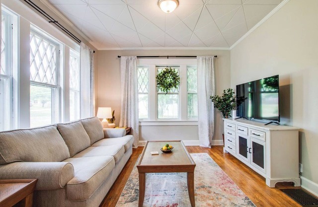 GUEST FAVORITE 3-bed stone cottage home in Murfreesboro close to Nashville