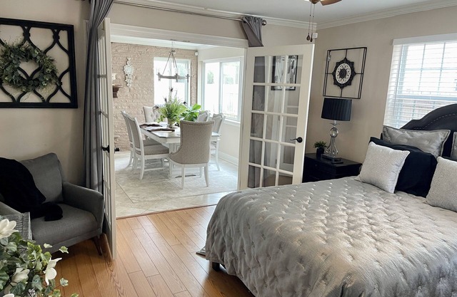 Guest Favorite in Lakeview Safe Area Clean Comfy 2