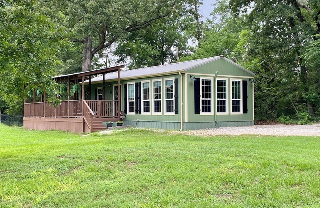 Guest house 10 min from Canton. Full kitchen. Spa. Fire pit. High Speed WiFi.