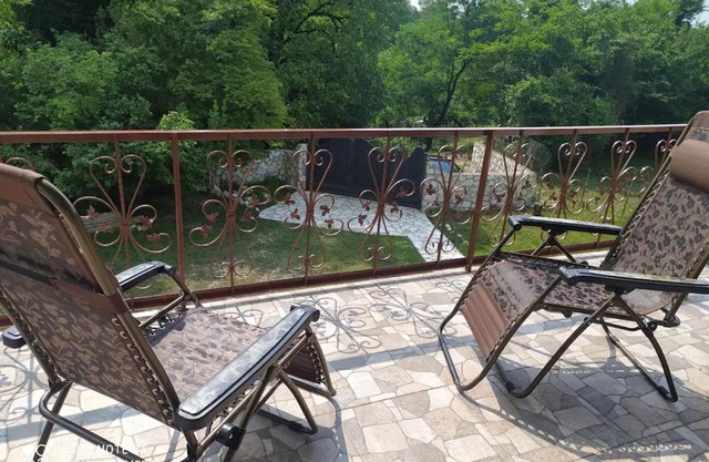 Guest House House at the Forest სახლი ტყის პირას