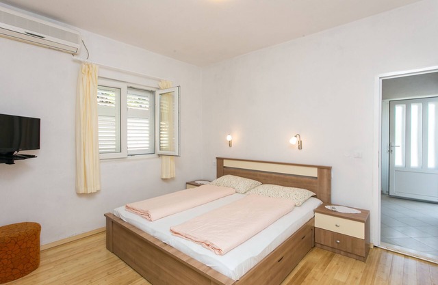 Guest House Oreb - One Bedroom Apt with Terrace and Sea View