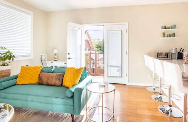 Guest House with 2 bedrooms, 1 bath, private garage - walking distance from UofA