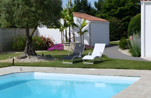 Guest Room 'Le Clos De La Combe - Noirmoutier' with Shared Pool, Terrace and Wi-Fi