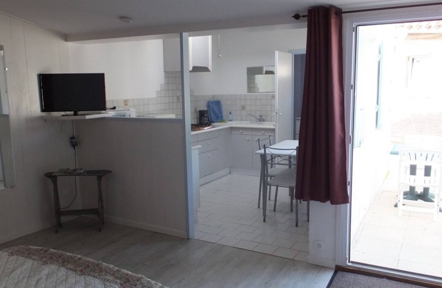 Guest Room 'Room 3 - The Studio' with Shared Garden