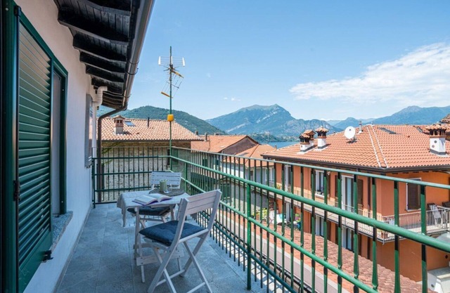 GuestHost - Charming 3-Story Lakefront Villa
