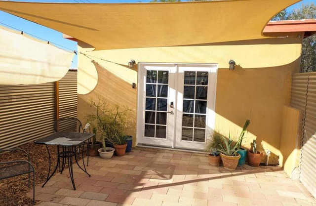 Guesthouse w/private access and patio