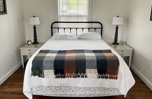 Guesthouse walking distance from downtown square in Johnson City