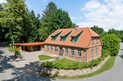 GUT KLETKAMP "Försterei" - Freistehendes Backsteinhaus mit 4 Schlafzimmern ruhig am Waldrand gelegen I Kamin I Garten & Terrasse I 15 Min zur Ostsee I 3 Bäder I Küche I Parkplatz I WLAN