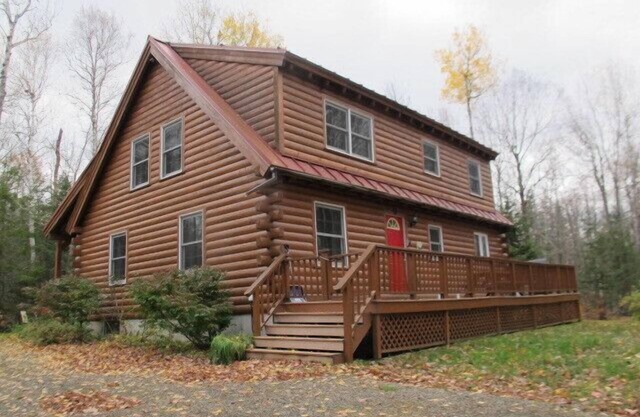 🐾Gutsell's Cabin - Log home in private setting near Mooselookmeguntic Lake, dog friendly
