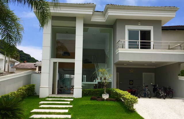 House with heated pool, barbecue, sauna, pool table, gated community, wifi, pets allowed!