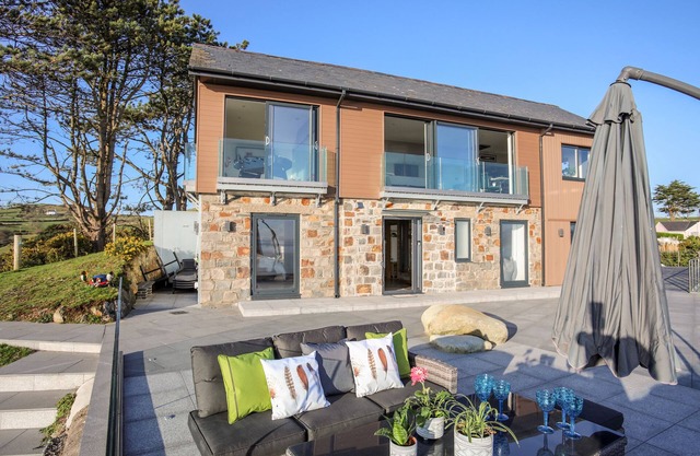 HAFOD Y MOR, pet friendly, luxury holiday cottage in Criccieth