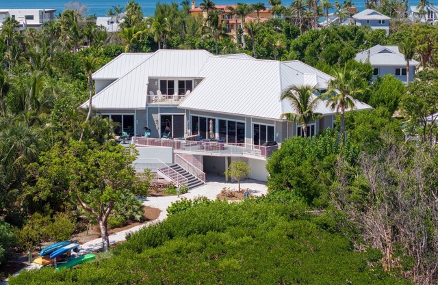 Hakuna Matata ! Beautiful Five Bedroom Captiva home with many free amenities !