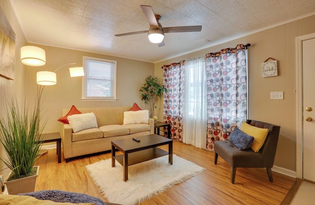 Half-Mi to Dtwn: Hinesville Family Home w/Yard!