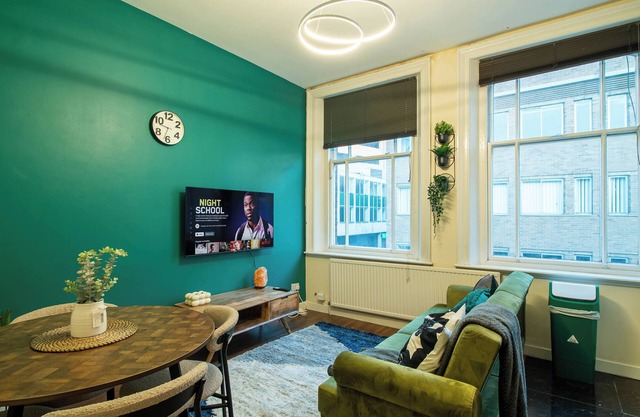 Hallam Sleek Central Apartment