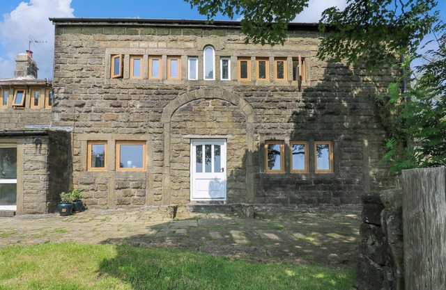 HALSTEAD GREEN FARM, pet friendly, with open fire in Hebden Bridge