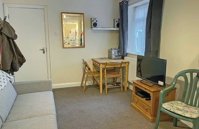 Ham Road Apartment - UK48221