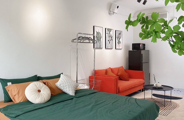 Hanoi Train Street Apartment - Full of Light Home for 4 Guests - 24h Food Street
