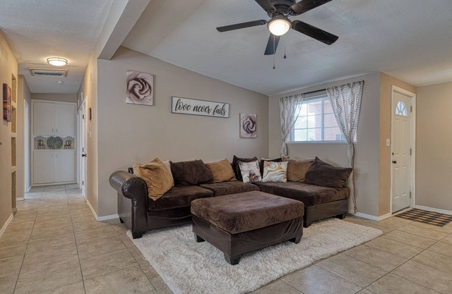 Happy bright 4 BR house in Albuquerque? Yes, please!