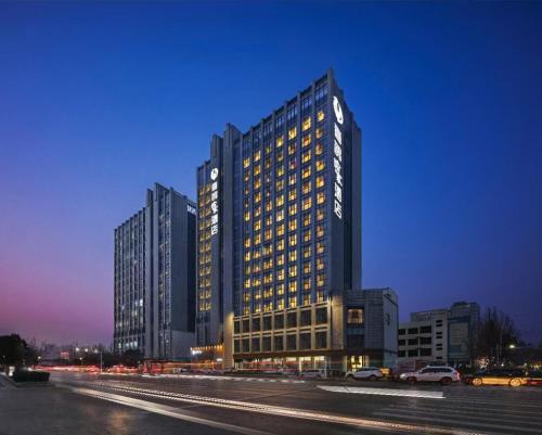 Happy Inn-Zhengzhou Railway St ation Erqi Square Branch喜鹊愉家酒店锦荣国际轻纺城店