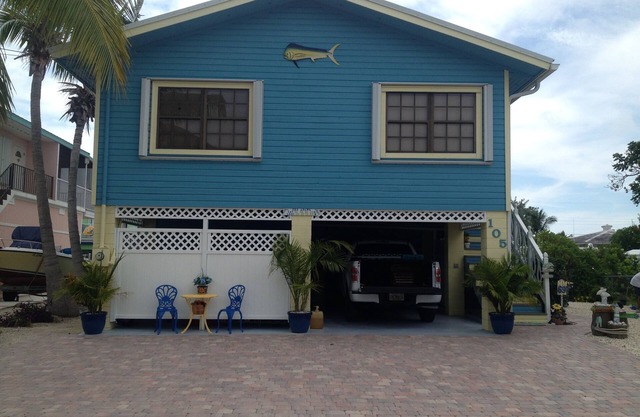 Happy "Key-z " canal-front home w/Tiki hut- RV storage available.