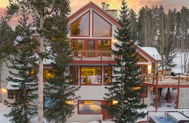 Happy Trails Lodge: Stunning Home w/ Hot Tub, Mountain Views, Ski Access