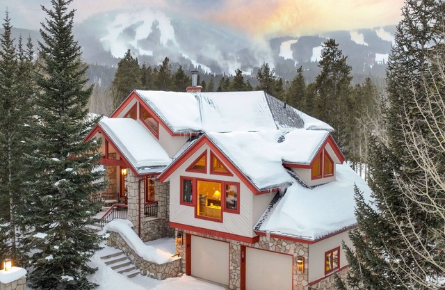 Happy Trails Lodge Home: Large, Stylish, Hot Tub
