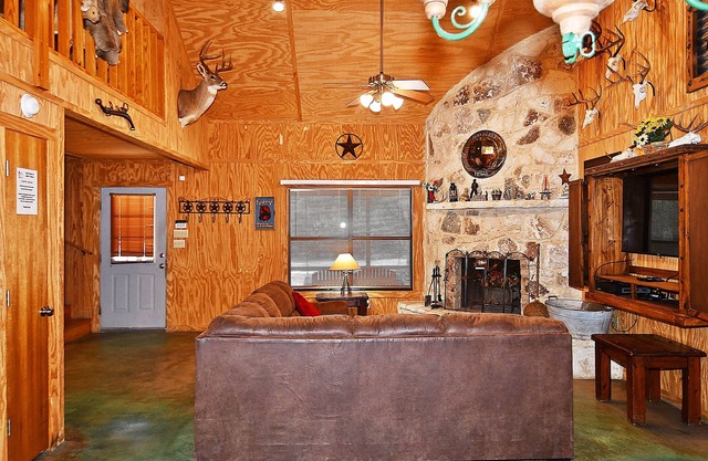 Happy Trails, Private Pool, River Access @ Frio River Vacation Rentals
