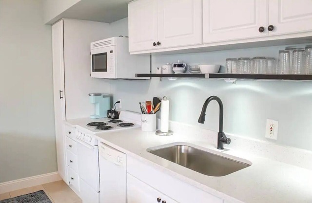 Harbor View Condo Near Downtown