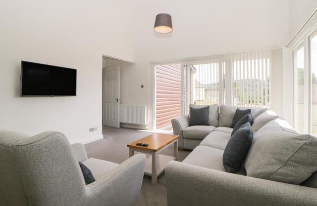 Harcombe House Bungalow 5