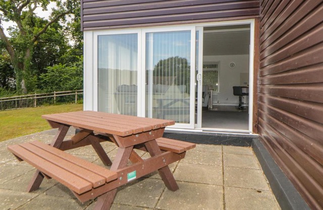 Harcombe House Bungalow 4