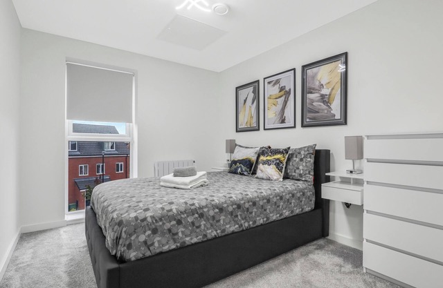 Harmony: 5 Mins to Coventry Centre, Balcony, Fast WiFi & Workspace!