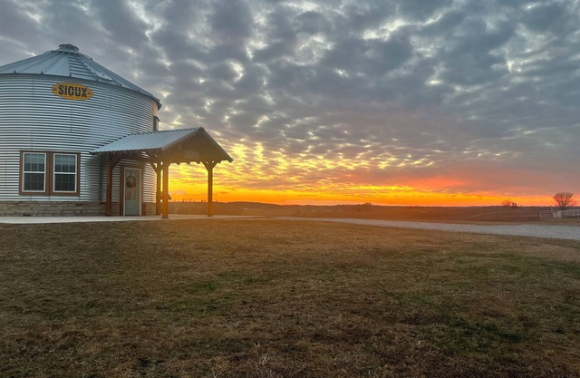 Harvest Hill Silo - Home on Route 66, 5 acre Fishing Pond
