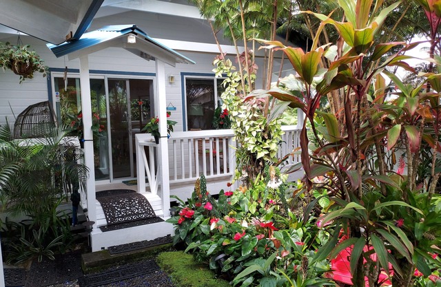 HAWAII Hilo Town~Private GATED Botanical GARDEN COTTAGE w Koi Pond
