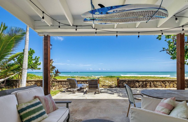 Hawaiian Beach Front Home Newly remodeled 1942 Beachfront Luxury Cottage.