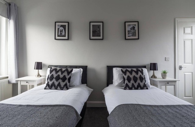 Hawthorn House-Sleeps 4-Pet friendly-Parking