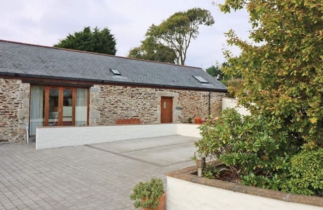 HAZEL BARN, pet friendly, character holiday cottage in Falmouth