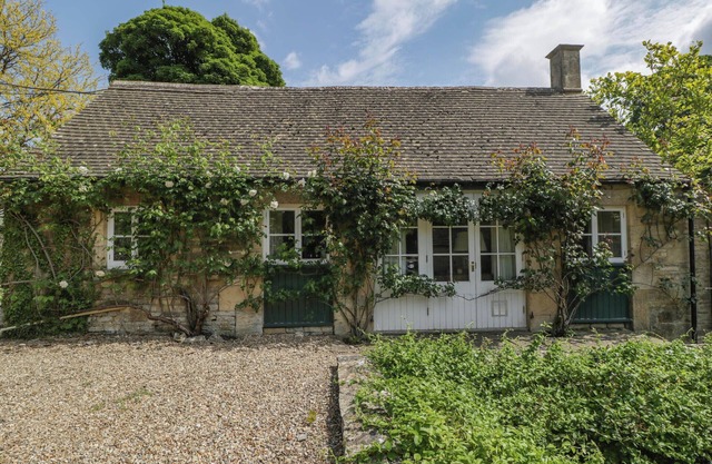 HAZEL MANOR WING, pet friendly, with open fire in Painswick