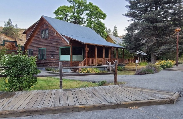 Hazel's, on the Old Western Boardwalk in Down Winthrop, WA-5 Bedrooms Sleeps 10